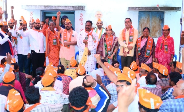 ନୂଆପଡ଼ା କାଣ୍ଡେତରା ପଞ୍ଚାୟତ  ସରପଞ୍ଚଙ୍କ ସହ ବିଜେପିରେ ସାମିଲ ହେଲେ ୧୧  ୱାର୍ଡସଭ୍ୟ ନୂଆପଡ଼ା କାଣ୍ଡେତରା ପଞ୍ଚାୟତ  ସରପଞ୍ଚଙ୍କ ସହ ବିଜେପିରେ ସାମିଲ ହେଲେ ୧୧  ୱାର୍ଡସଭ୍ୟ