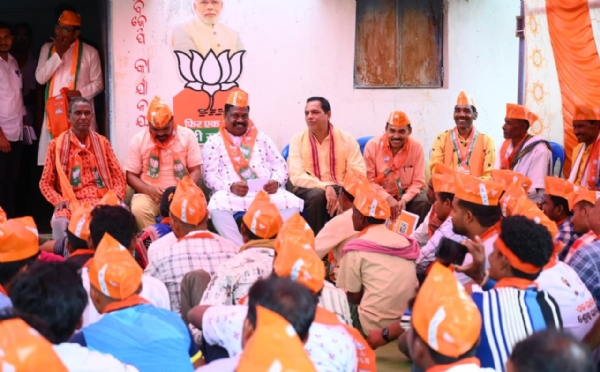 ନୂଆପଡ଼ା କାଣ୍ଡେତରା ପଞ୍ଚାୟତ  ସରପଞ୍ଚଙ୍କ ସହ ବିଜେପିରେ ସାମିଲ ହେଲେ ୧୧  ୱାର୍ଡସଭ୍ୟ ନୂଆପଡ଼ା କାଣ୍ଡେତରା ପଞ୍ଚାୟତ  ସରପଞ୍ଚଙ୍କ ସହ ବିଜେପିରେ ସାମିଲ ହେଲେ ୧୧  ୱାର୍ଡସଭ୍ୟ