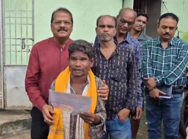 ଦିବ୍ୟାଙ୍ଗଙ୍କ ଦୁଃଖ ଦୂର କଲେ ଜିଲ୍ଲାପାଳ , ଘରକୁ ଆସି ପ୍ରଧାନମନ୍ତ୍ରୀ ଆବାସ ଘର ଯୋଜନାର କାର୍ଯ୍ୟାଦେଶ ପ୍ରଦାନ କଲେ ।