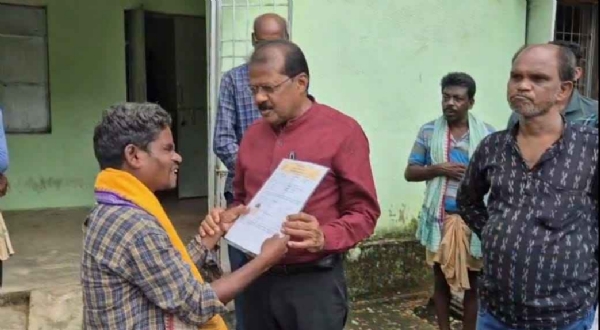 ଦିବ୍ୟାଙ୍ଗଙ୍କ ଦୁଃଖ ଦୂର କଲେ ଜିଲ୍ଲାପାଳ , ଘରକୁ ଆସି ପ୍ରଧାନମନ୍ତ୍ରୀ ଆବାସ ଘର ଯୋଜନାର କାର୍ଯ୍ୟାଦେଶ ପ୍ରଦାନ କଲେ ।