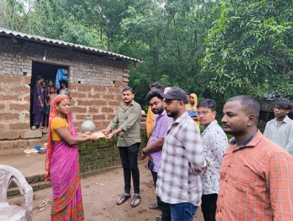 ଅଂସୁମାନ ମେମୋରିଆଲ ଟ୍ରଷ୍ଟ ପକ୍ଷରୁ ଅସହାୟ  ପରିବାରକୁ  ସହାୟତା