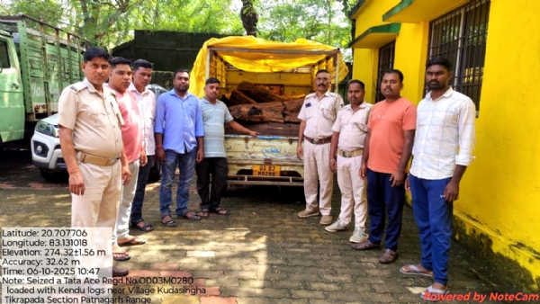 କୁଡାସିଙ୍ଗା ଗ୍ରାମ ନିକଟରେ, ପାଟଣାଗଡ଼ ରେଞ୍ଜ ର କର୍ମଚାରୀମାନେ ଏକ କେନ୍ଦୁ କାଠ  ବୋଝେଇ ମିନି ଟ୍ରକ୍ ଜବତ