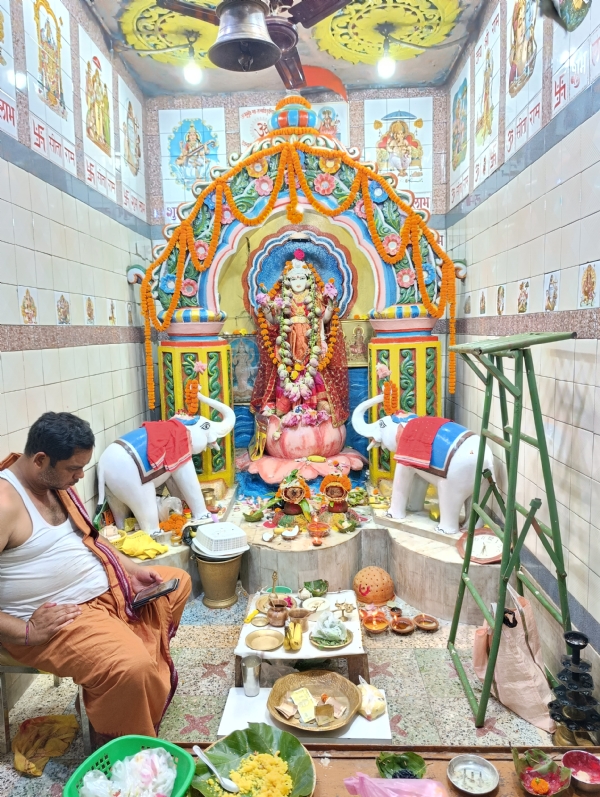 ଦୈନିକ ବଜାର ସ୍ଥିତ   ଗଜଲକ୍ଷ୍ମୀ ମନ୍ଦିର ରେ ଆଜି ଗଜଲକ୍ଷ୍ମୀ ପୂଜା