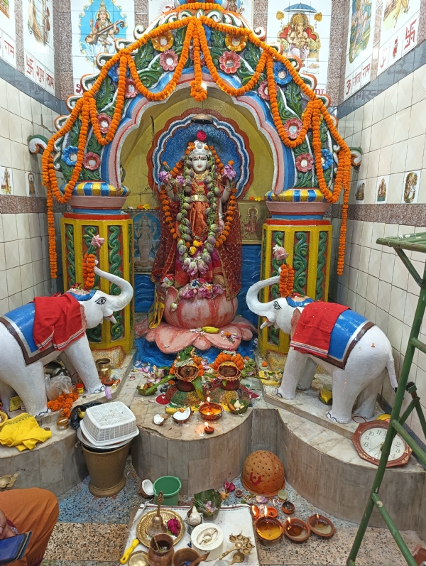 ଦୈନିକ ବଜାର ସ୍ଥିତ   ଗଜଲକ୍ଷ୍ମୀ ମନ୍ଦିର ରେ ଆଜି ଗଜଲକ୍ଷ୍ମୀ ପୂଜା