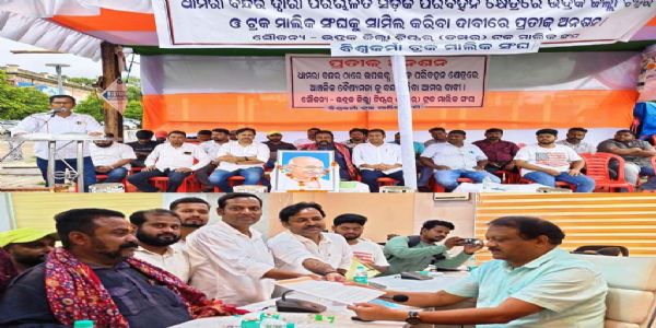 ଭଦ୍ରକ ଜିଲା ଟିପ୍ପର (ଡମ୍ପର) ମାଲିକ ସଂଘ ପକ୍ଷରୁ ପ୍ରତୀକ ଅନଶନ, ଜିଲାପାଳଙ୍କୁ ୫ ଦଫା ଦାବିପତ୍ର ପ୍ରଦାନ