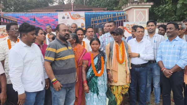 ତୀର୍ଥଯାତ୍ରା କାର୍ଯ୍ୟକ୍ରମ ରେ ଆଜି ବଲାଙ୍ଗୀର ଜିଲ୍ଲା ର ବିଭିନ୍ନ ବ୍ଲକ ଓ ପୌରାଞ୍ଚଳ ରୁ ୧୪୦ ଜଣ ତୀର୍ଥଯାତ୍ରୀ ଅଯୋଧ୍ୟା, ବାରାଣାସୀ କୁ ଯାତ୍ରା