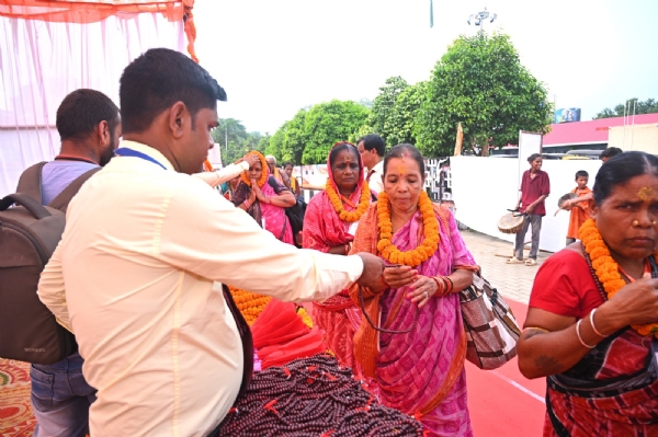 ସମ୍ବଲପୁର ଷ୍ଟେସନରୁ ଅଯୋଧ୍ଯା-ବାରଣାସୀ ଅଭିମୁଖେ ବରିଷ୍ଠ ନାଗରିକ ତୀର୍ଥଯାତ୍ରା ଟ୍ରେନ୍‌ର ଶୁଭାରମ୍ଭ