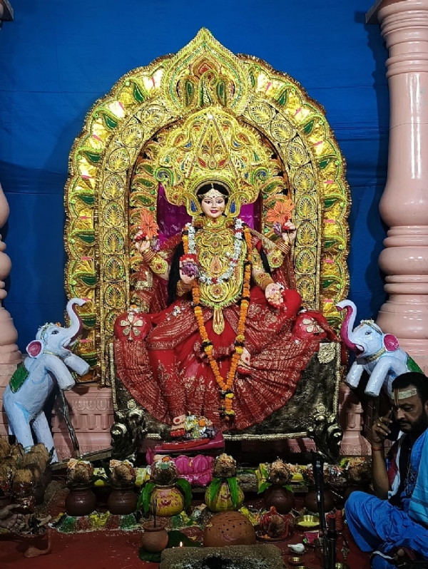 ଅଶ୍ବିନ ଶୁକ୍ଳପକ୍ଷ ପୂର୍ଣ୍ଣିମା ତିଥିରେ ବଲାଙ୍ଗୀର ସହରର ସର୍ବପୁରାତନ ୫୩ ତମ ମାଁ ଗଜଲକ୍ଷ୍ମୀଙ୍କ ପୂଜା ନାଲଖଣ୍ଡି ପଡା ଠାରେ ଧୁମଧାମ ରେ ପାଳିତ
