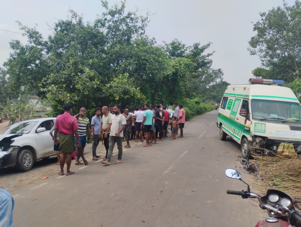 ଆମ୍ବୁଲାନ୍ସକୁ ଧକ୍କା ଦେଲା କାର : ଅଳ୍ପକେ ବର୍ତିଲେ ୫ ଜଣ : ୨ଟି ଗାଡି ଜବତ
