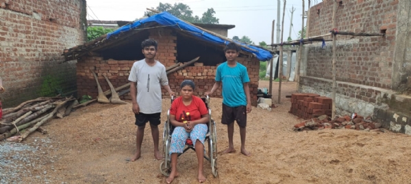 ଜୀବନ ଯୁଦ୍ଧରେ ବଞ୍ଚିବା ପାଇଁ ସଂଘର୍ଷ କରୁଛନ୍ତି ସଙ୍ଗୀତା ବାଗ ଙ୍କ ତିନି ପୁଅଝିଅ, ସରକାରୀ ସହଯୋଗ ପାଇଁ ପ୍ରଶାସନ ଙ୍କୁ ଗୁହାରି କରି ନିରାଶ ଭିନ୍ନକ୍ଷମଙ୍କ  ବାପା ମା