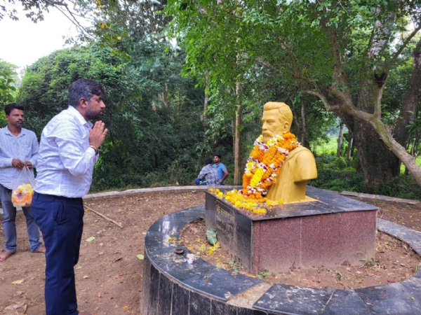 ପଞ୍ଚସଖା ଙ୍କ ସମାଧି ସ୍ଥଳରେ ମାଲ୍ୟାର୍ପଣ କଲେ ଜିଲ୍ଲାପାଳ