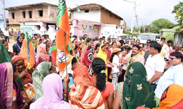 କୋମନା ବ୍ଲକରେ ସ୍ୱାସ୍ଥ୍ୟମନ୍ତ୍ରୀ ଡ.ମୁକେଶ ମହାଲିଙ୍ଗଙ୍କ ନିର୍ବାଚନୀ ପ୍ରଚାର