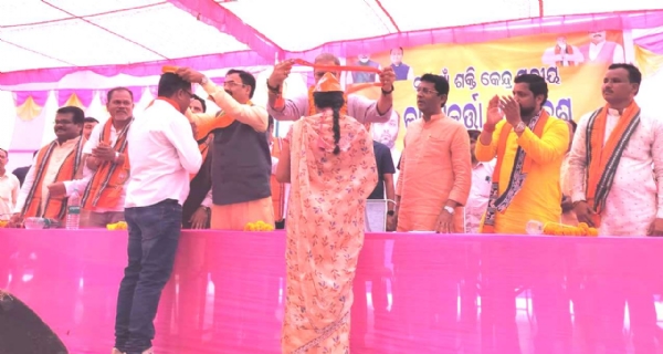 ବିଜେପିରେ ମିଶିଲେ ନୂଆଗାଁ ପଞ୍ଚାୟତ ସରପଞ୍ଚ ଓ ସମିତି ସଭ୍ୟ