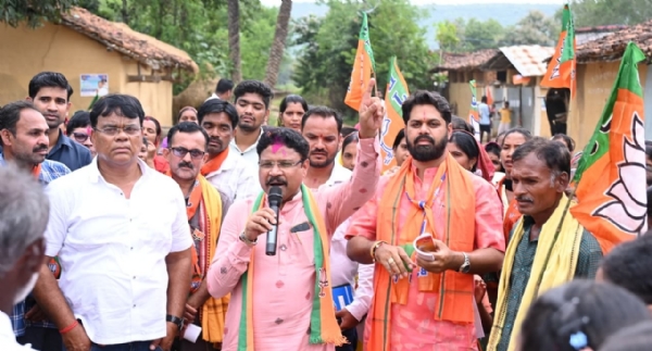 କୋମନା ବ୍ଲକରେ ସ୍ୱାସ୍ଥ୍ୟମନ୍ତ୍ରୀ ଡ.ମୁକେଶ ମହାଲିଙ୍ଗଙ୍କ ନିର୍ବାଚନୀ ପ୍ରଚାର