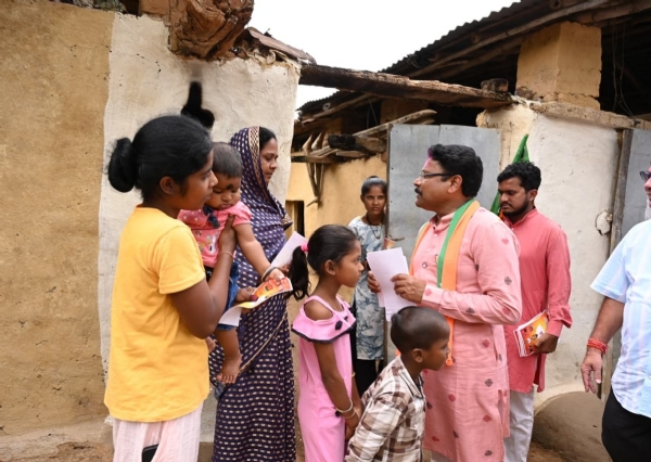 କୋମନା ବ୍ଲକରେ ସ୍ୱାସ୍ଥ୍ୟମନ୍ତ୍ରୀ ଡ.ମୁକେଶ ମହାଲିଙ୍ଗଙ୍କ ନିର୍ବାଚନୀ ପ୍ରଚାର