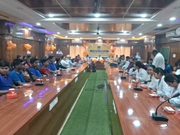 ବଲାଙ୍ଗିର ଠାରେ ଜିଲ୍ଲା ସ୍ତରୀୟ ଦୁର୍ନୀତି ନିବାରଣ ସଚେତନତା ସପ୍ତାହ -୨୦୨୫  ପାଳନ ଉପଲକ୍ଷେ ସଚେତନତା ଶୋଭାଯାତ୍ରା ଓ ସଭା ଅନୁଷ୍ଠିତ ।