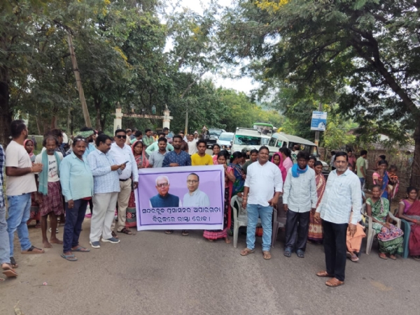 ପଥରଚେପା ଠାରେ ରାସ୍ତା ଅବରୋଧ କରି ଆନ୍ଦୋଳନ କଲେ ଗ୍ରାମବାସୀ ବିଜୁଳି ଓ ରାସ୍ତାଘାଟ ନିର୍ମାଣ ଦୁର୍ନିତିରେ ଲିପ୍ତ ସଦର ବ୍ଲକ ପ୍ରଶାସନ
