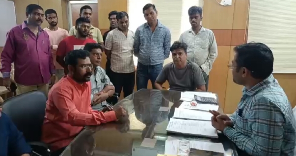 ମହାତ୍ମାଗାନ୍ଧୀ ରାସ୍ତା ନିର୍ମାଣରେ ବିଳମ୍ବକୁ ନେଇ ବ୍ୟବସାୟୀଙ୍କ ପକ୍ଷରୁ କାର୍ଯ୍ୟାଳୟ ଘେରାଉ