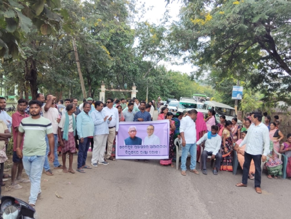 ପଥରଚେପା ଠାରେ ରାସ୍ତା ଅବରୋଧ କରି ଆନ୍ଦୋଳନ କଲେ ଗ୍ରାମବାସୀ ବିଜୁଳି ଓ ରାସ୍ତାଘାଟ ନିର୍ମାଣ ଦୁର୍ନିତିରେ ଲିପ୍ତ ସଦର ବ୍ଲକ ପ୍ରଶାସନ