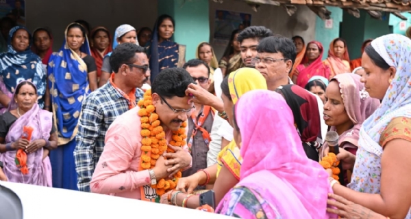 କୋମନା ବ୍ଲକରେ ସ୍ୱାସ୍ଥ୍ୟମନ୍ତ୍ରୀ ଡ.ମୁକେଶ ମହାଲିଙ୍ଗଙ୍କ ନିର୍ବାଚନୀ ପ୍ରଚାର