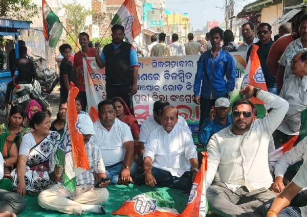 ମାଟିଆପଡା ଓଭରବ୍ରିଜ ତଳେ ଆପ୍ରୋଚ ରୋଡ ନିର୍ମାଣ ପାଇଁ ଜିଲ୍ଲା କଂଗ୍ରେସ ପକ୍ଷରୁ ରାସ୍ତାରୋକ