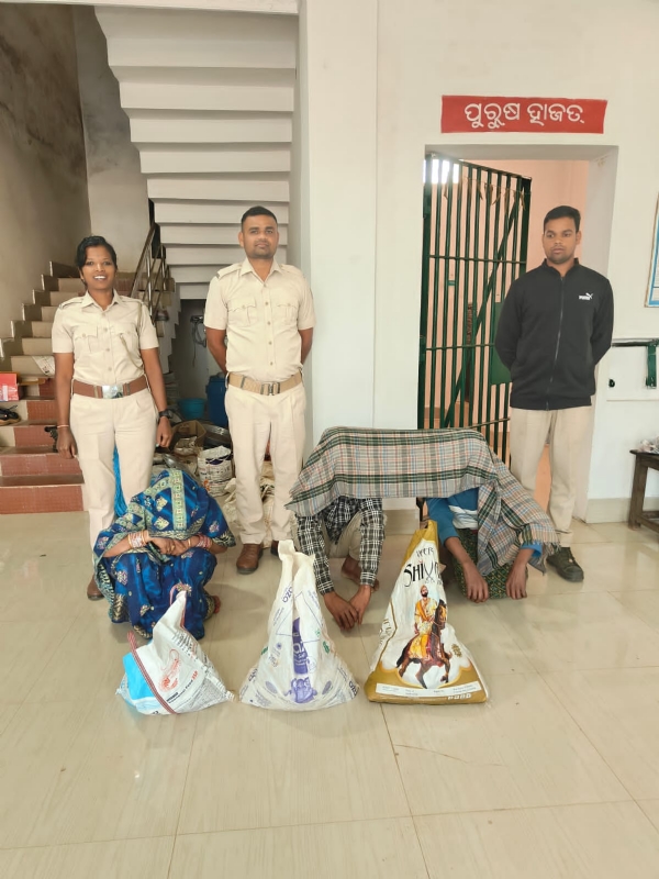 ଦେଶି ମଦ ଚାଲାଣ ବେଳେ ଚଢାଉ,  ତିନି  ଅଭିଯୁକ୍ତ ଗିରଫ