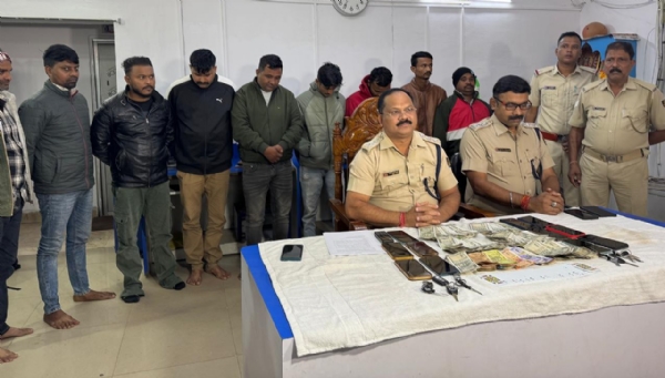 ୧୧ ଜୁଆଡ଼ିଙ୍କୁ ବାନ୍ଧିଲା ପୋଲିସ, ଜୁଆ ଆସରରୁ ଜବତ କଲା ୨ ଲକ୍ଷ ୭୫ ହଜାର ୬୮୦ ଟଙ୍କା ୧୧ ଜୁଆଡ଼ିଙ୍କୁ ବାନ୍ଧିଲା ପୋଲିସ, ଜୁଆ ଆସରରୁ ଜବତ କଲା ୨ ଲକ୍ଷ ୭୫ ହଜାର ୬୮୦ ଟଙ୍କା