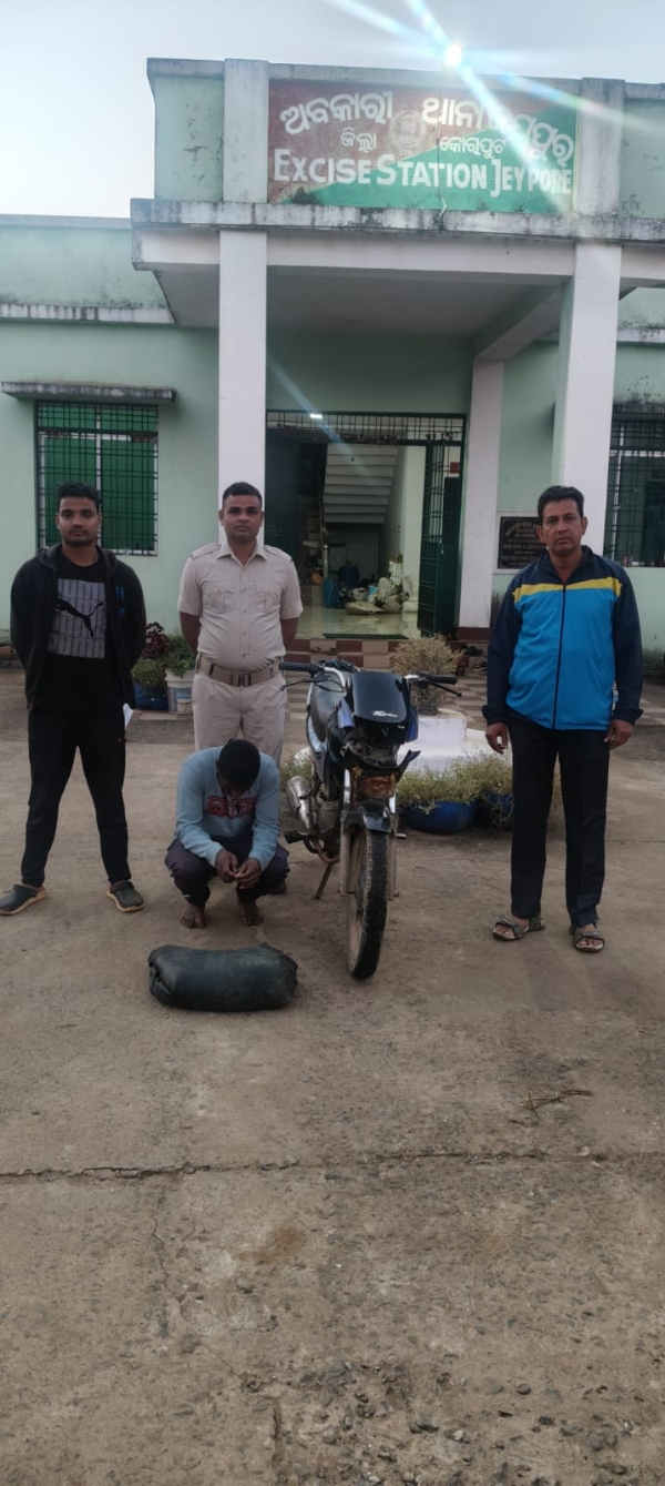 ଦେଶି ମଦ ଚାଲାଣ ବେଳେ ଚଢାଉ ଜଣେ ଗିରଫ ଦେଶି ମଦ ଚାଲାଣ ବେଳେ ଚଢାଉ ଜଣେ ଗିରଫ