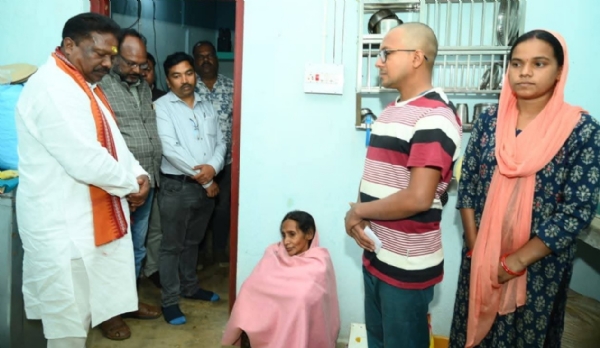 ହାତୀ ଆକ୍ରମଣରେ ମୃତକଙ୍କ ପରିବାରକୁ ଭେଟିଲେ ପଞ୍ଚାୟତିରାଜ ମନ୍ତ୍ରୀ ହାତୀ ଆକ୍ରମଣରେ ମୃତକଙ୍କ ପରିବାରକୁ ଭେଟିଲେ ପଞ୍ଚାୟତିରାଜ ମନ୍ତ୍ରୀ