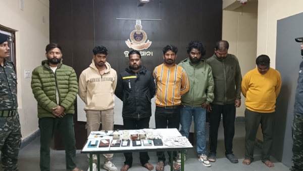 ବୁର୍ଲାର ଚର୍ଚ୍ଚିତ ଜୁଆ ଆସରରେ ପୋଲିସର ଚଢାଉ : ୭ ଜୁଆଡ଼ି ଗିରଫ