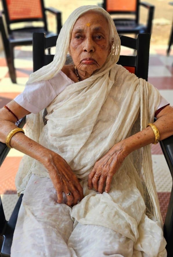 DHARMA PARAYAN MAHILANKA PARALOKA