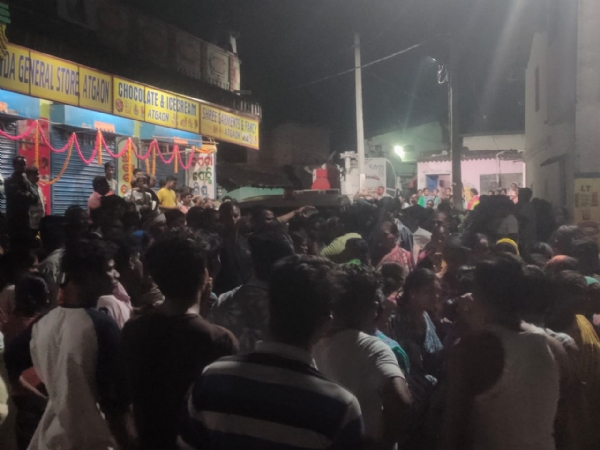 ଯୁବକଙ୍କୁ ଆକ୍ରମଣ ଘଟଣାରୁ ଉତ୍ତେଜନା  ଗ୍ରାମବାସୀଙ୍କ ଦ୍ବାରା ପୁଲିସ ଅଟକ, ଗାଡ଼ି ଭଙ୍ଗାରୁଜା ପୋଲିସ ବରିଷ୍ଟ ଅଧିକାରୀ ପହଞ୍ଚି ଉଦ୍ଧାର କଲେ