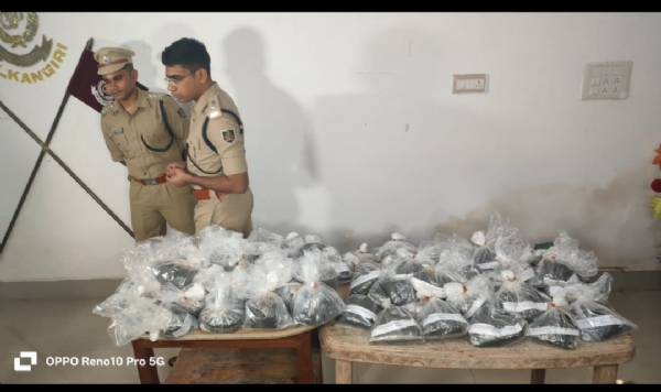 ମୋଟର ସାଇକେଲରେ ତରଳ ଗଞ୍ଜେଇ ଚୋରା ଚାଲାଣ ହେଉଥିବା