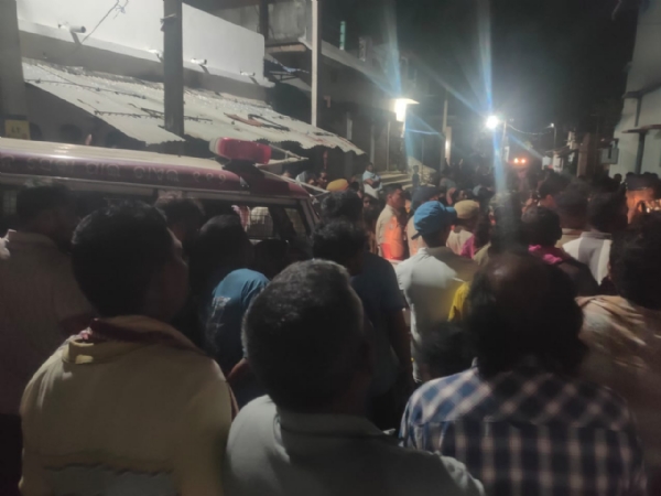 ଯୁବକଙ୍କୁ ଆକ୍ରମଣ ଘଟଣାରୁ ଉତ୍ତେଜନା  ଗ୍ରାମବାସୀଙ୍କ ଦ୍ବାରା ପୁଲିସ ଅଟକ, ଗାଡ଼ି ଭଙ୍ଗାରୁଜା ପୋଲିସ ବରିଷ୍ଟ ଅଧିକାରୀ ପହଞ୍ଚି ଉଦ୍ଧାର କଲେ