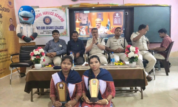 ସମ୍ବଲପୁର:ଯୁଯୋମୁରା ବ୍ଲକ ମହୁଲପାଲି ସ୍ଥିତ ପାର୍ବତୀ ଗିରି ଡିଗ୍ରୀ ମହାବିଦ୍ୟାଳୟରେ ଶନିବାର ସାଇବର ସୁରକ୍ଷା ଅଭିଯାନ କାର୍ଯ୍ୟକ୍ରମ ଅନୁଷ୍ଠିତ ହୋଇଯାଇଛି । ମହବିଦ୍ୟାଳୟ ଅଧ୍ୟକ୍ଷ ଗିରିଶ ପଟ୍ଟନାୟକଙ୍କ ଅଧ୍ୟକ୍ଷତାରେ ଅନୁଷ୍ଠିତ କାର୍ଯ୍ୟକ୍ରମର ମୁଖ୍ୟ ଅତିଥି ଭାବେ ପ୍ରଶାନ୍ତ ମେହେର , ଏସଡ଼ିପିଓ, ରେଢ଼ାଖୋଲ ଓ ସମ୍ମାନିତ ଅତିଥି ଭାବେ ସୁବ୍ରତ ପାଣିଗ୍ରାହୀ ,ଇନସ୍ପେକଟର , ସାଇବର ଥାନା ଓ ସଞ୍ଜୟ ରାଉତରାୟ , ଆଇଆଇସି , ଯୁଯୋମୁରା ଥାନା ,ସମ୍ବଲପୁର ଯୋଗ ଦେଇଥିଲେ । ସାମ୍ପ୍ରତିକ ସମାଜରେ ବ୍ରୁଦ୍ଧି ପାଉଥିବା ସାଇବର ଠକେଇର କାରଣ ଓ ନିରାକରଣ ସମ୍ପର୍କରେ ଆଲୋକପାତ କରାଯାଇଥିଲା । ଛାତ୍ରଛାତ୍ରୀ ମାନଙ୍କ ମଧ୍ୟରେ ସାଇବର ଅପରାଧ ଓ ସୁରକ୍ଷିତ ଉପାୟ ବିଷୟରେ ସଚେତନତା ପାଇଁ ଉଭୟ ଇଂରାଜୀ ଓଡ଼ିଆରେ ଏକ ତର୍କ ପ୍ରତିଯୋଗୀତା ଅନୁଷ୍ଠିତ ହୋଇଥିଲା । ଇଂରାଜୀ ରେ ରାଜେସ୍ୱରୀ ପ୍ରଧାନ ଓ ଓଡ଼ିଆରେ ମୀନା ବିନଝାଲ୍ ପ୍ରଥମ ସ୍ଥାନ ଅଧିକାର କରି ମଞ୍ଚାସୀନ ଅତିଥି ଙ୍କ ଦ୍ୱାରା ପୁରସ୍କୃତ ହୋଇଥିଲେ । ଉକ୍ତ କାର୍ଯ୍ୟକ୍ରମ କୁ ଜିଲ୍ଲା ଏନ୍ ଏସ୍ ଏସ୍ କାର୍ଯ୍ୟକ୍ରମ ଅଧିକାରୀ ଶାନ୍ତନୁ ପଧାନ ସଂଯୋଜନା କରିଥିଲେ । କାର୍ଯ୍ୟକ୍ରମ ରେ ମହାବିଦ୍ୟାଳୟର ସମସ୍ତ କର୍ମଚାରୀ ଅଂଶଗ୍ରହଣ କରିଥିଲେ।