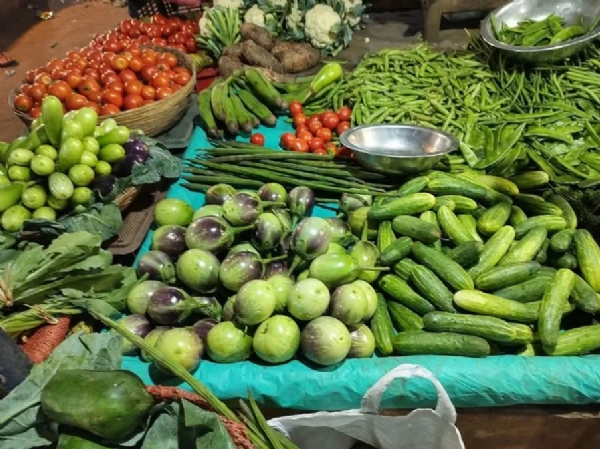 ପରିବା ଦର ଆକାଶ ଛୁଆଁ, ଖାଉଟି ହନ୍ତସନ୍ତ ପରିବା ଦର ଆକାଶ ଛୁଆଁ, ଖାଉଟି ହନ୍ତସନ୍ତ