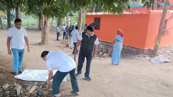 ସୁବର୍ଣ୍ଣପୁର ଠାରେ ସ୍ୱଚ୍ଛ ଭାରତ ଅଭିଯାନ କାର୍ଯ୍ଯ କ୍ରମ ରେ ଯୋଗ ଦେଲେ ମନ୍ତ୍ରୀ ରବି ନାୟକ*- *ସ୍ବେଛାସେବୀ ଙ୍କୁ ଉତ୍ସାହିତ କଲେ*-