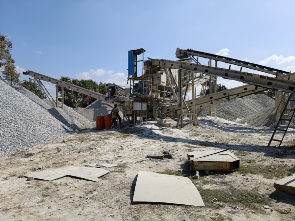 ବିନା ଅନୁମୋଦନରେ ଚାଲିଛି କ୍ରସର, ସୀମାରେ ବେଆଇନ ଭାବେ    ଶହ ଶହ ଗାଡି ଲଘୁ