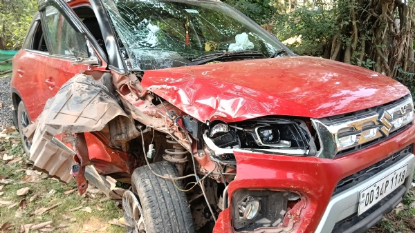 ଭାରସାମ୍ୟ ହରାଇ ଗଛରେ ପିଟି ହେଲା କାର : ଅଳ୍ପକେ ବର୍ତିଲେ ୩ଜଣ ଭାରସାମ୍ୟ ହରାଇ ଗଛରେ ପିଟି ହେଲା କାର : ଅଳ୍ପକେ ବର୍ତିଲେ ୩ଜଣ