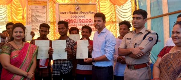 ପପୁଲୁର ଗ୍ରାମ ପଞ୍ଚାୟତ ଠାରେ ଜିଲ୍ଲାପାଳଙ୍କ ଯୁଗ୍ମ ଅଭିଯୋଗ ଶୁଣାଣି ଶିବିର