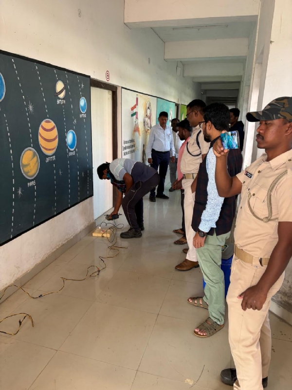 ମାଜିଷ୍ଟେଟ ଏବଂ ପୁଲିସ ଉପସ୍ଥିତିରେ ତାଲା ଭଙ୍ଗା ଗଲା ଦୀର୍ଘ ୨ ବର୍ଷ ଠିକାଦାରଙ୍କ କବଜାରେ ଓଡିଶା ମାଇନିଂ ଆଦର୍ଶ ବିଦ୍ୟାଳୟ ୩ଟି ଶ୍ରେଣୀ କକ୍ଷ ମାଜିଷ୍ଟେଟ ଏବଂ ପୁଲିସ ଉପସ୍ଥିତିରେ ତାଲା ଭଙ୍ଗା ଗଲା ଦୀର୍ଘ ୨ ବର୍ଷ ଠିକାଦାରଙ୍କ କବଜାରେ ଓଡିଶା ମାଇନିଂ ଆଦର୍ଶ ବିଦ୍ୟାଳୟ ୩ଟି ଶ୍ରେଣୀ କକ୍ଷ