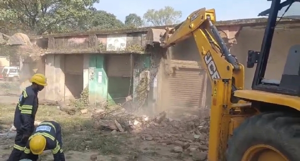 ପୌର ପାଳିକାର ୧୨ ଟି ଷ୍ଟଲ ଉଛେଦ କଲା ପ୍ରଶାସନ ପୌର ପାଳିକାର ୧୨ ଟି ଷ୍ଟଲ ଉଛେଦ କଲା ପ୍ରଶାସନ