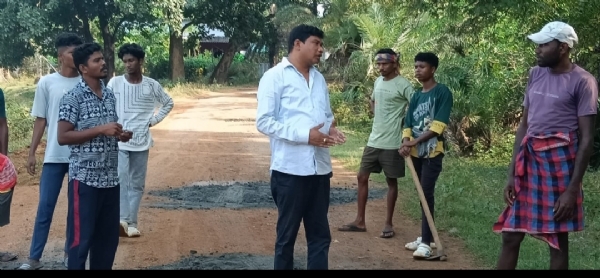 ପ୍ରଶାସନ ନିକଟରେ ରାସ୍ତା ପାଇଁ ବାରମ୍ବାର ଗୁହାରି କଲେ ମଧ୍ୟ କିଛି ସୁଫଳ ମିଳୁନଥିବା ଅଭିଯୋଗ ପ୍ରଶାସନ ନିକଟରେ ରାସ୍ତା ପାଇଁ ବାରମ୍ବାର ଗୁହାରି କଲେ ମଧ୍ୟ କିଛି ସୁଫଳ ମିଳୁନଥିବା ଅଭିଯୋଗ