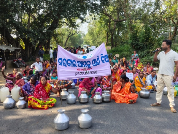 ଲାଚୁଟ ଗ୍ରାମବାସୀ ପାନୀୟ ଜଳ ପାଇଁ ଜାତୀୟ ରାଜପଥ -୨୬ନଂ ରାସ୍ତା କୁ ଅବରୋଧ ଲାଚୁଟ ଗ୍ରାମବାସୀ ପାନୀୟ ଜଳ ପାଇଁ ଜାତୀୟ ରାଜପଥ -୨୬ନଂ ରାସ୍ତା କୁ ଅବରୋଧ