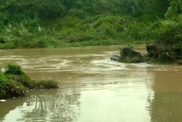 କୂଳ ଖାଉଛି ନଦୀ । ଜମି ଏବେ ନଦି ର ଆଁ ଭିତରେ ଲୋପ ପାଇବ କୂଳ ଖାଉଛି ନଦୀ । ଜମି ଏବେ ନଦି ର ଆଁ ଭିତରେ ଲୋପ ପାଇବ