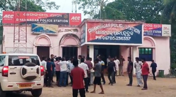 GADI RAKHIBAKU NEI DHAMNAGAR RE UTEJANA GADI RAKHIBAKU NEI DHAMNAGAR RE UTEJANA