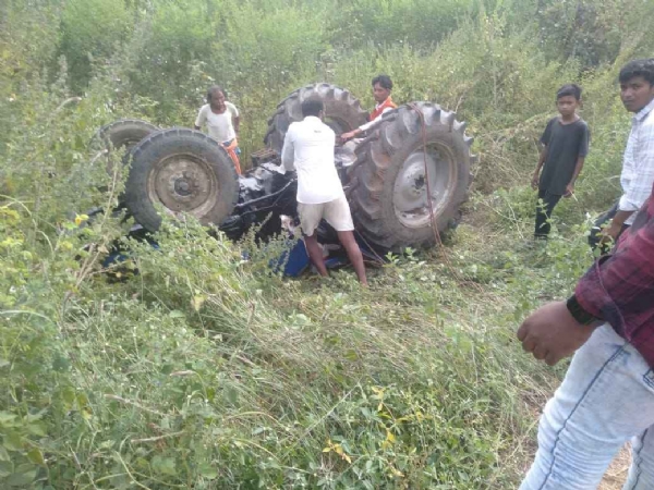 ଟ୍ରାକ୍ଟର ଚାପା ରେ ଡ୍ରାଇଭର ଙ୍କ ମୃତ୍ୟୁ ଟ୍ରାକ୍ଟର ଚାପା ରେ ଡ୍ରାଇଭର ଙ୍କ ମୃତ୍ୟୁ