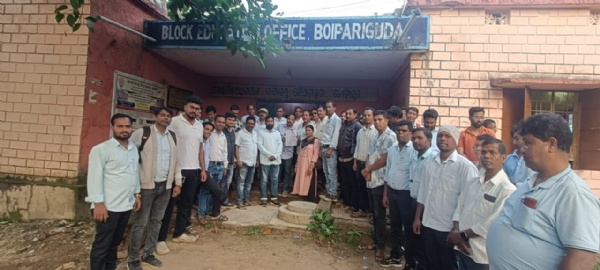 - ପ୍ରଥମେ ସ୍କୁଲର ଭିତିଭୂମି ସଜାଡ ପରେ ୟୁଏଏସ୍ ଲାଗୁ କର, ୟୁଏଏସ ସ୍ଥଗିତ ପାଇଁ ବ୍ଲକ ଶିକ୍ଷାକ ସଙ୍ଘ ପକ୍ଷରୁ ବିଇଓଙ୍କୁ ଦାବିପତ୍ର ପ୍ରଦାନ - ପ୍ରଥମେ ସ୍କୁଲର ଭିତିଭୂମି ସଜାଡ ପରେ ୟୁଏଏସ୍ ଲାଗୁ କର, ୟୁଏଏସ ସ୍ଥଗିତ ପାଇଁ ବ୍ଲକ ଶିକ୍ଷାକ ସଙ୍ଘ ପକ୍ଷରୁ ବିଇଓଙ୍କୁ ଦାବିପତ୍ର ପ୍ରଦାନ