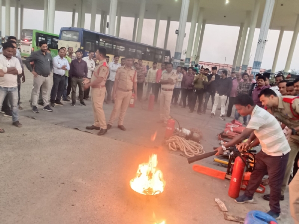 ଘରୋଇ ଓ ସରକାରୀ ବସ୍ ଏବଂ ସ୍କୁଲ ବସ କର୍ମଚାରୀ ଙ୍କୁ ଅଗ୍ନି ନିରାପତ୍ତା ତାଲିମ ଘରୋଇ ଓ ସରକାରୀ ବସ୍ ଏବଂ ସ୍କୁଲ ବସ କର୍ମଚାରୀ ଙ୍କୁ ଅଗ୍ନି ନିରାପତ୍ତା ତାଲିମ