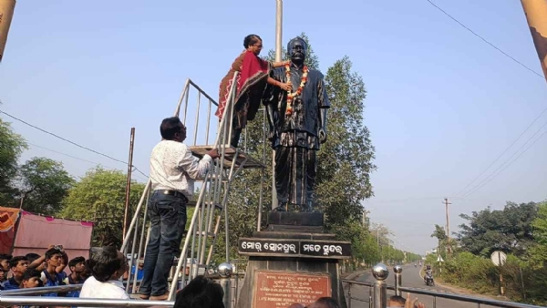 ପୂର୍ବତନ ବିଧାୟକ ତଥା ସୋନପୁର ର ବାଇମୁଣ୍ଡି କୁହା ଯାଉଥିବା ସ୍ୱର୍ଗତ କୁନ୍ଦୁରୁ କୁଶଳ ଙ୍କ ୧୮ ତମ ଶ୍ରାଦ୍ଧ ବାର୍ଷିକୀ ପାଳନ ପୂର୍ବତନ ବିଧାୟକ ତଥା ସୋନପୁର ର ବାଇମୁଣ୍ଡି କୁହା ଯାଉଥିବା ସ୍ୱର୍ଗତ କୁନ୍ଦୁରୁ କୁଶଳ ଙ୍କ ୧୮ ତମ ଶ୍ରାଦ୍ଧ ବାର୍ଷିକୀ ପାଳନ
